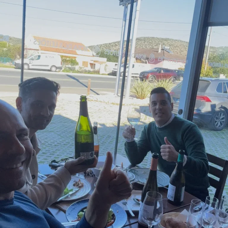 Grupo de amigos a desfrutar de um almoço de leitão e vinho com o Tiago em Quarteira