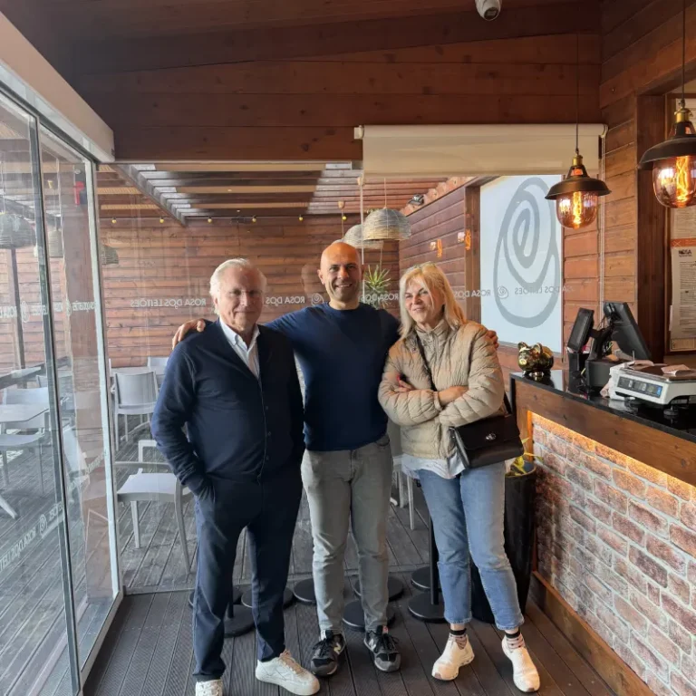 Ambiente familiar e acolhedor com clientes fiéis no interior do restaurante em Baceladas