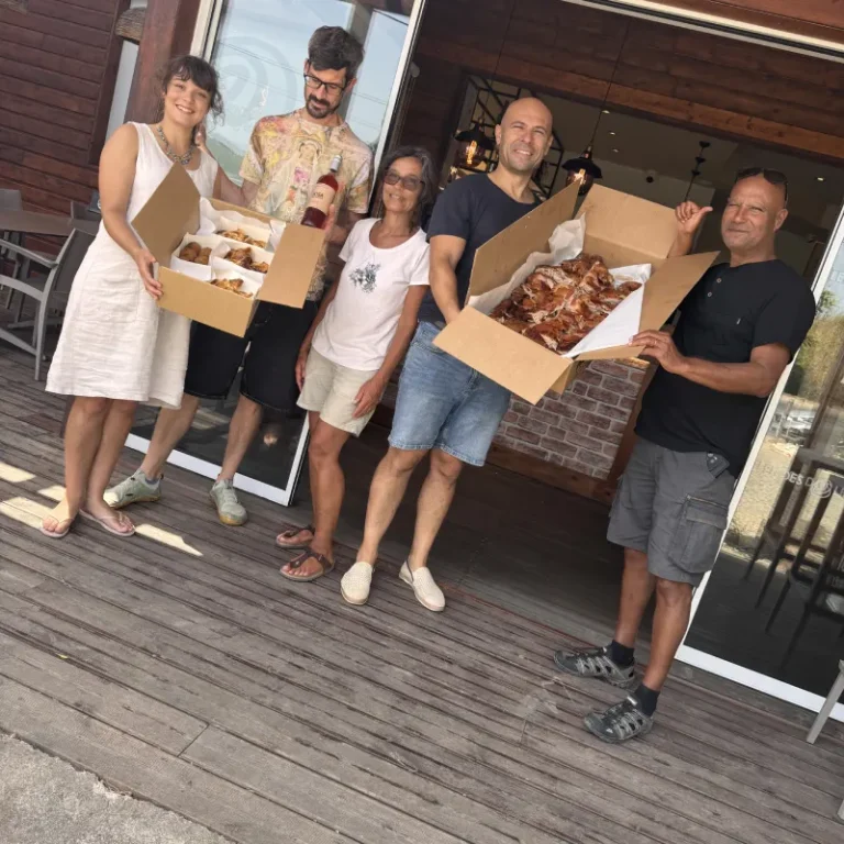 Tiago e clientes com grandes encomendas de leitão assado em caixas para festas e eventos na N125